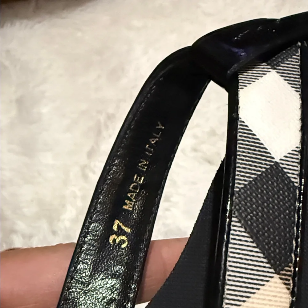 Burberry
Leather flip flops - Picture 5 of 8